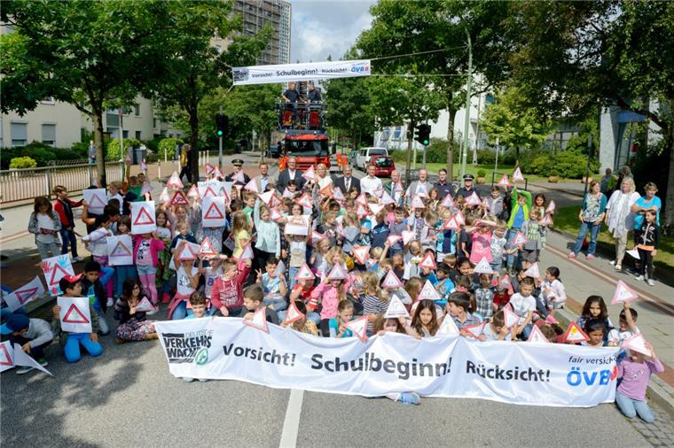 Polizei und Schüler zeigen Flagge für die Verkehrssicherheit Aktion zum Schulanfang vor der Goetheschule in der Deichstraße.