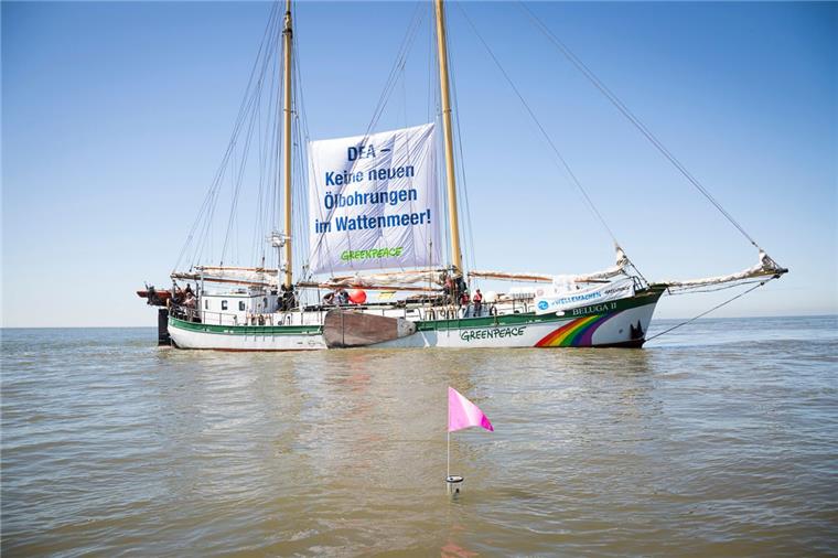 
Aktivisten auf dem Greenpeace Schiff MV Beluga II setzen treibende Bojen nahe den von DEA geplanten Bohrstellen in der Nordsee aus.  Foto Daniel Müller/Greenpeace