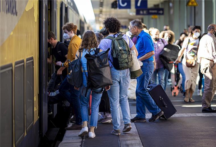 Bremerhaven: Aktivisten wollen 500.000 Unterschriften übergeben Reisende betreten an einem Bahnsteig im Hauptbahnhof Hannover eine Regionalbahn.