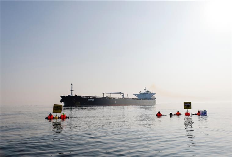 Greenpeace protestiert gegen russische Öl-Schiffe Aktivisten der Umweltorganisation Greenpeace demonstrieren vor einem Schiff, das russisches Öl auf der Ostsee transportiert.