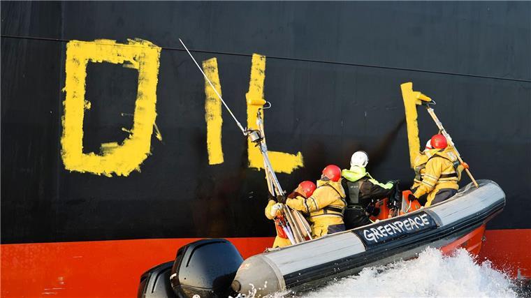 „Schattenflotte“ erschwert deutschem Versicherer die Arbeit Aktivisten der Umweltorganisation Greenpeace malen den Schriftzug „Oil fuels war“ auf den Rumpf eines Schiffes, das russisches Öl auf der Ostsee transportiert. (Archivbild)