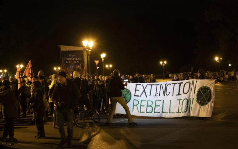 Straßen blockiert: Extinction Rebellion startet Protest in Berlin Aktivisten der Umweltschutzbewegung Extinction Rebellion blockieren die Zufahrten am Großen Stern an der Siegessäule in Berlin.
