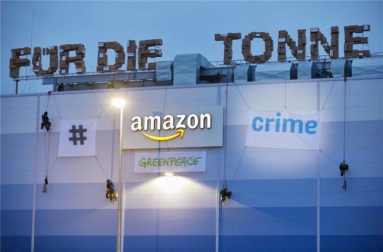 Aktivisten der Umweltschutzorganisation Greenpeace haben ihren Protest auf dem Dach des Logistikzentrums von Amazon im niedersächsischen Winsen/Luhe beendet.  