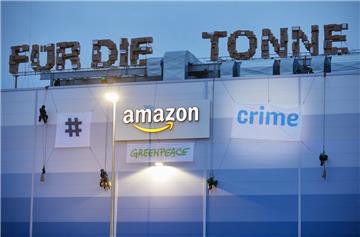 Aktivisten der Umweltschutzorganisation Greenpeace haben ihren Protest auf dem Dach des Logistikzentrums von Amazon im niedersächsischen Winsen/Luhe beendet.  
