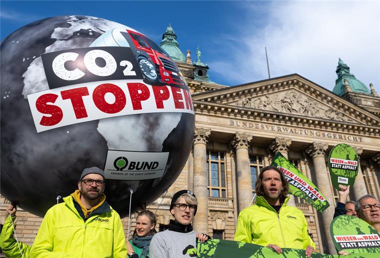 Aktivisten des BUND protestieren vor dem Bundesverwaltungsgericht in Leipzig gegen die Planungen für die A20.