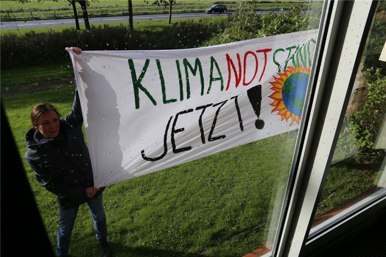 Aktivisten machen Druck für Klimanotstand im Landkreis Cuxhaven Aktivisten machen mit einem Transparent am Mittwoch vor dem Kreishaus in Cuxhaven deutlich: Der Kreistag soll den Klimanotstand erklären.