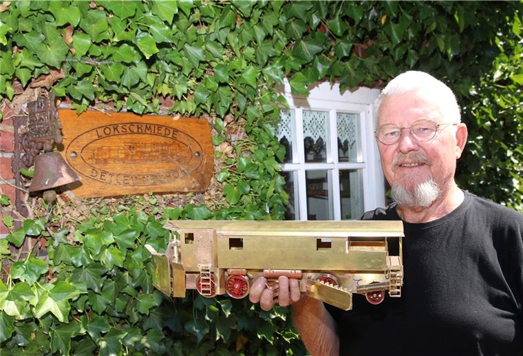 Der Modellbahnbauer von Burhave Aktuell baut Detlev Neuhof aus seinem Lieblingsmaterial Messing mehrere Schneepflüge der Österreichischen Baureihe 9760 im Maßstab 1:32. Sie erhalten später natürlich noch die Originalfarben der großen Vorbilder.