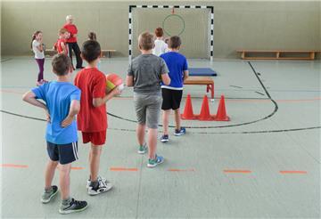 Kinder beim Sportprogramm in einer Halle