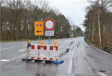 Eine Absperrung auf einer Straße. 