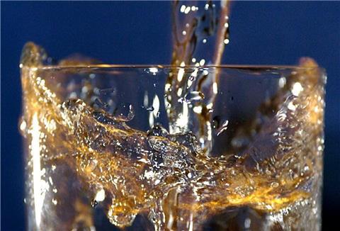 Ein Glas wird mit Wasser gefüllt.