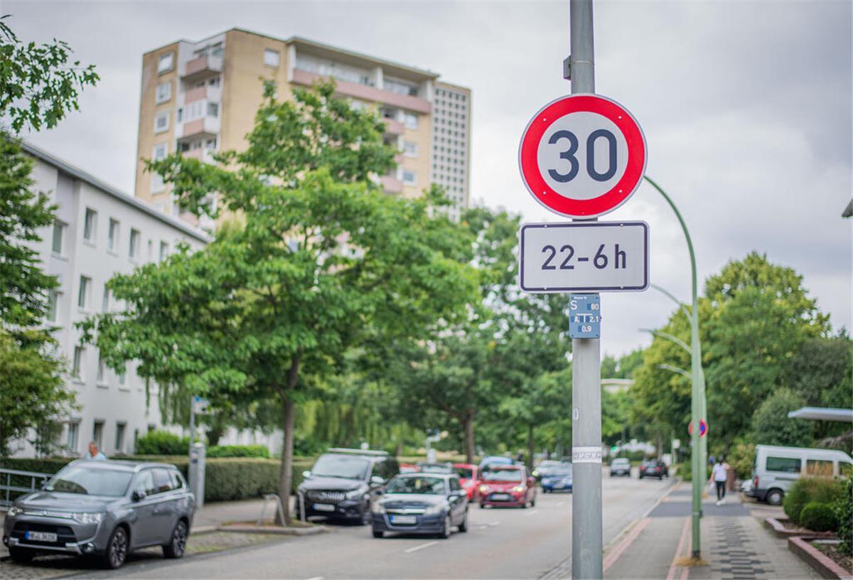 Aktuell steht ein Gebotsschild "Tempo 30 zwischen 22 bis 6 Uhr" in der Bremerhavener Deichstraße. Tempo 30 soll auch am Tag gelten. 