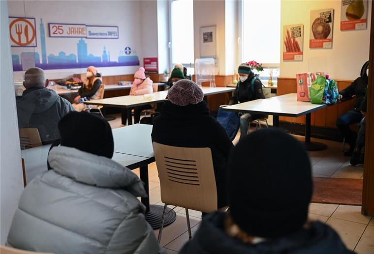 Pommes-Produzent spendet 500.000 Mahlzeiten an Tafeln „25 Jahre Darmstädter Tafel" steht auf der Wand eines Raumes der Darmstädter Tafel e.V., in dem Bedürftige auf ihren Einkauf warten.