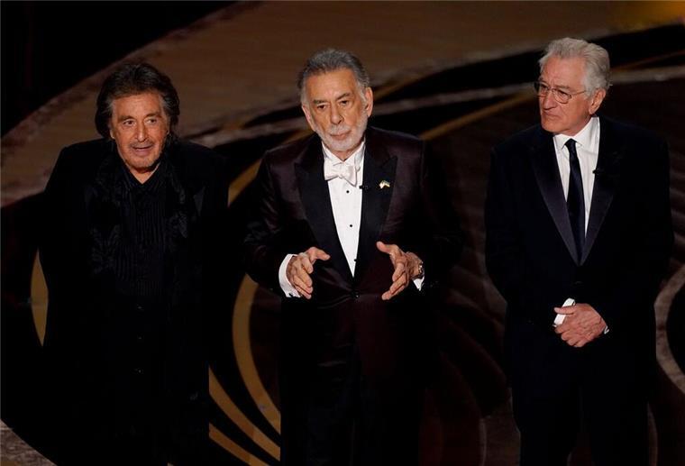 Al Pacino mit 85 - alter Papa mit vielen Rollen Al Pacino (l-r), Francis Ford Coppola und Robert De Niro stehen bei der 94. Verleihung der Academy Awards in Hollywood gemeinsam auf der Bühne.