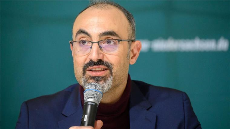 Alaa Alhamwi, Landesvorsitzender Bündnis 90/Die Grünen in Niedersachsen, spricht bei einer Pressekonferenz.