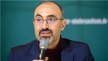 Alaa Alhamwi, Landesvorsitzender Bündnis 90/Die Grünen in Niedersachsen, spricht bei einer Pressekonferenz.