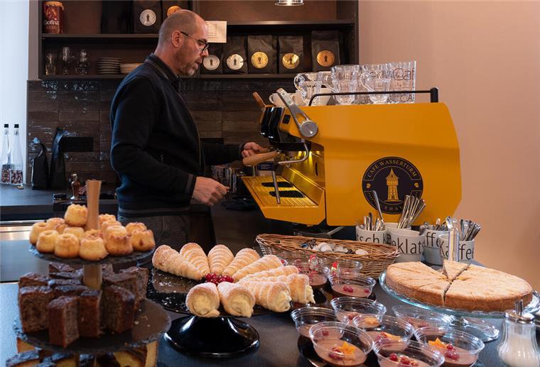 Für Schleckermäuler: Im Café Wasserturm Cuxhaven gibt es Schweizer Leckereien Alain Caboussat kümmert sich im Café Wasserturm Cuxhaven um den Verkauf.