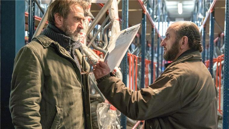 Arte-Miniserie „Aus der Spur“ mit Eric Cantona Alain Delambre (Eric Cantona, l) ist ständig den Demütigungen seines Chefs (Nabil Terbeche) ausgesetzt.