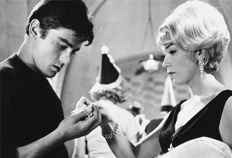 Ein Engel in Teufelsgestalt: Filmlegende Alain Delon ist tot Alain Delon am Set des Films „Der gelbe Rolls-Royce“ mit Schauspielerin Shirley MacLaine (Foto - Archiv)