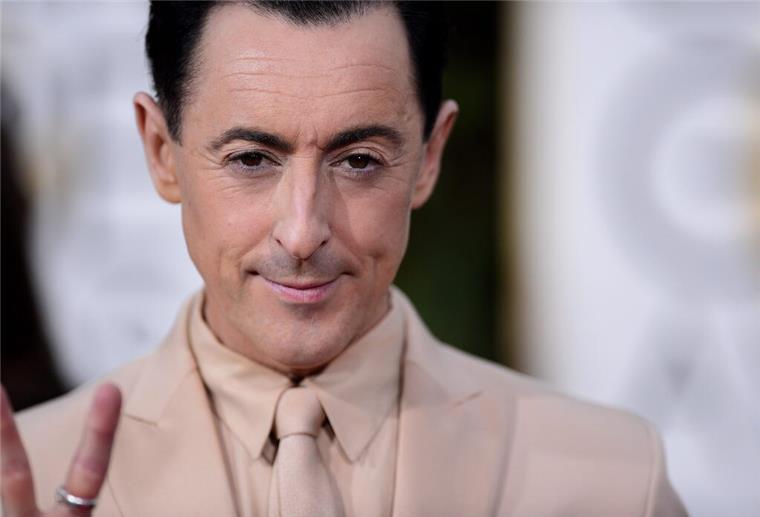 Schottischer Schauspieler Cumming gibt Ritterorden zurück Alan Cumming arrives for the 72nd Annual Golden Globe Awards at the Beverly Hilton Hotel, in Beverly Hills.