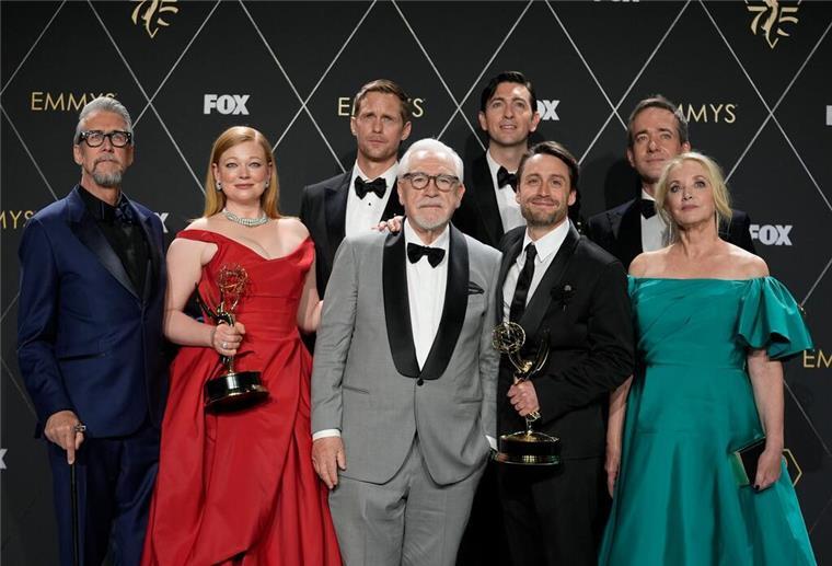 Alan Ruck (l-r), Sarah Snook, Alexander Skarsgard, Brian Cox, Nicholas Braun, Kieran Culkin, Matthew Macfayden und J. Smith-Cameron wurden für „Succession“ ausgezeichnet.