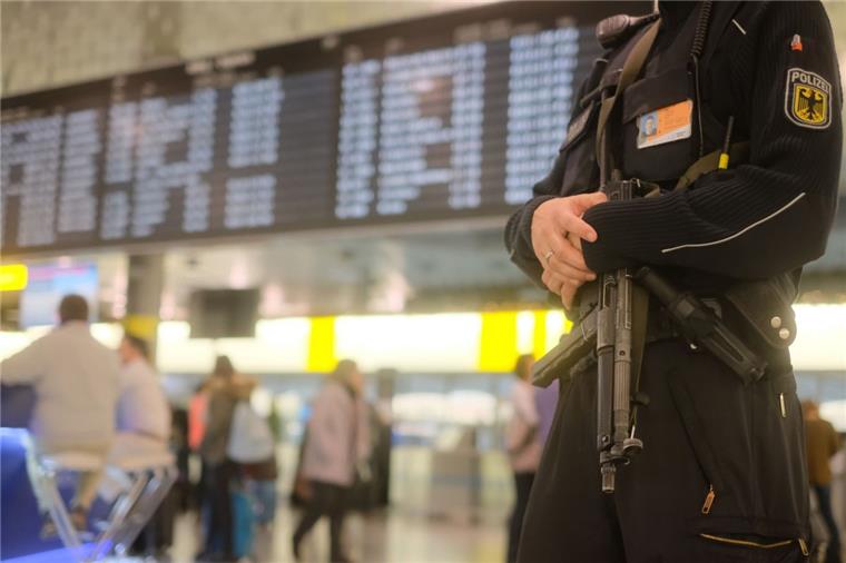 Hannover: Autofahrer legt Flughafen lahm Alarm auf dem Flughafen in Hannover: Ein Mann in einem Auto mit polnischem Kennzeichen habe versucht, durch eine Durchlassstelle auf das Vorfeld des Flughafens zu gelangen, sagte ein Sprecher der Bundespolizei .