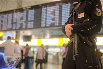 Alarm auf dem Flughafen in Hannover: Ein Mann in einem Auto mit polnischem Kennzeichen habe versucht, durch eine Durchlassstelle auf das Vorfeld des Flughafens zu gelangen, sagte ein Sprecher der Bundespolizei .