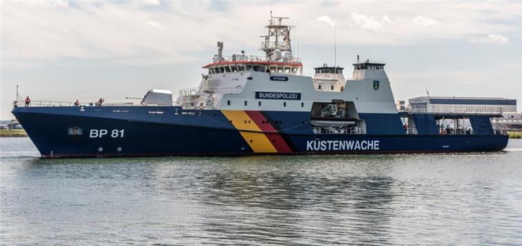 Satellit entdeckt Ölfilm in der Nordsee: Wer steckt hinter der Verschmutzung? Das Foto zeigt das Einsatzschiff der Bundespolizei, BP 81 „Potsdam“, schwimmend im Wasser. Es untersuchte einen Ölfilm auf der Nordsee, der von einem Satelliten entdeckt worden war.