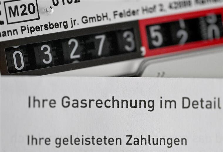 Teure Strom- und Gaspreise - diese Kunden profitieren von den Entlastungen 2026 Eine Gasrechnung wird vor einen Gaszähler in einem privaten Haushalt gehalten.