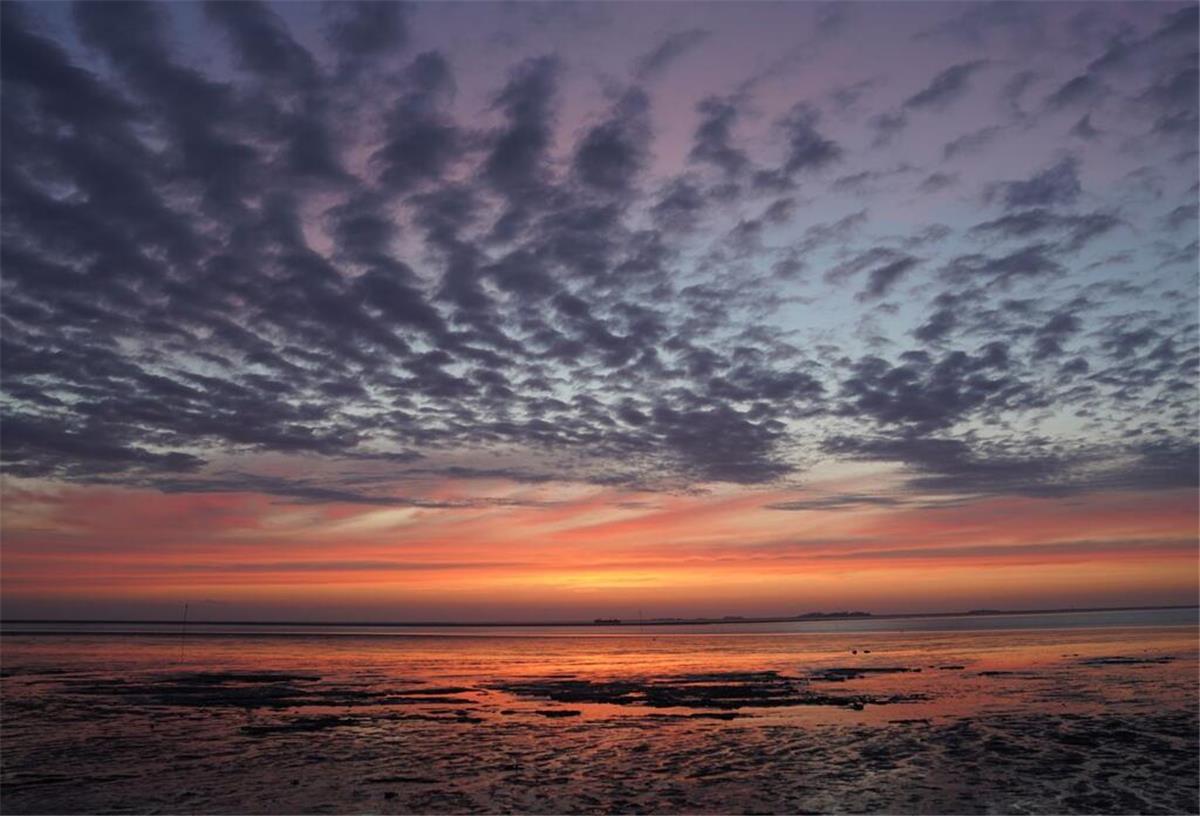 Die Sonne geht über der Nordsee unter. 