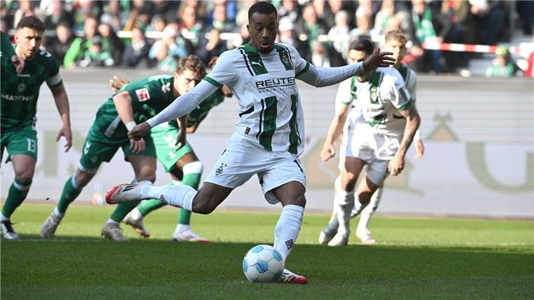 Alassane Pléa nutzt einen Strafstoß zur frühen Gladbacher Führung.