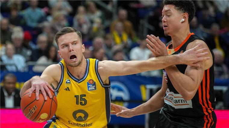 Nach vier Niederlagen: Alba-Rumpfteam ringt Ulm nieder Alba-Kapitän Martin Hermannsson versucht sich Platz zu verschaffen.