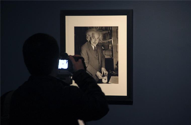 Albert Einstein hatte Recht: Forscher messen Gravitationswellen Albert Einstein hat bereits vor 100 Jahren von Gravitationswellen gesprochen. Doch jetzt sind sie gemessen worden. Für die Wissenschaft ist das ein Paukenschlag.