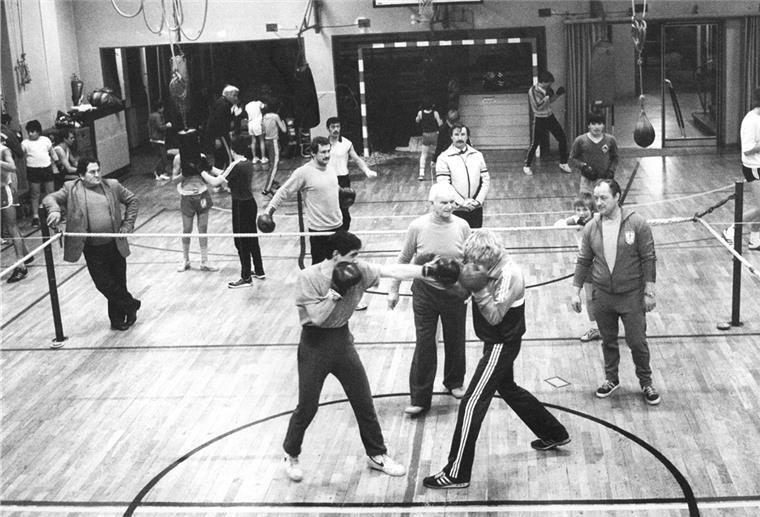 Weser-Boxring feiert sein Jubiläum mit einem Kampftag Albert Fahlbusch (rechts) schaut seinen Kämpfern beim Training genau zu. Als langjähriger Vorsitzender und Trainer hat Fahlbusch den Weser-Boxring Bremerhaven (WBR) stark geprägt.