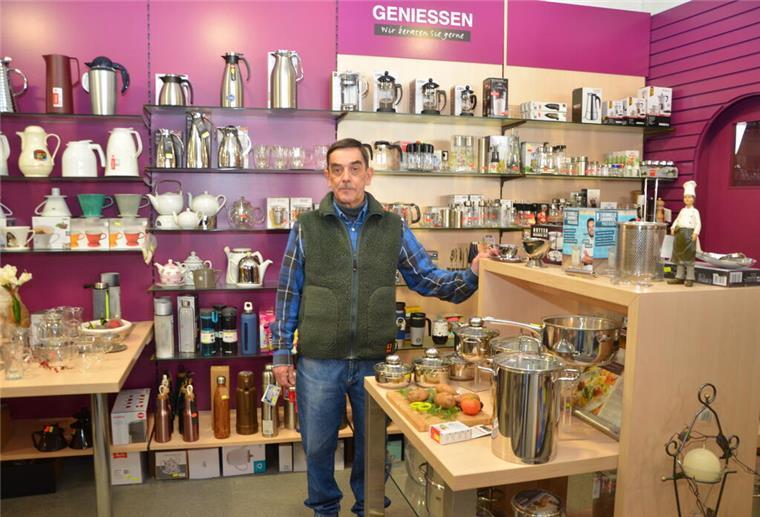 Albert Krooß in seinem Geschäft.