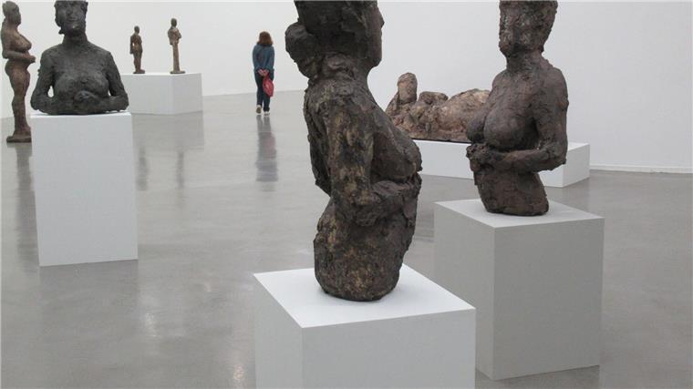Deutscher Maler Albert Oehlen als Kurator in Paris Albert Oehlen fasziniert Schaffensprozess von Hans Josephsohn.