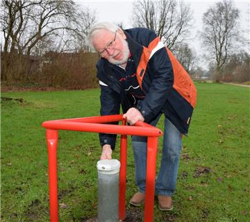 Albin Gorges ist einer der vom Grundwasseranstieg betroffenen Hausbesitzer. in Bremerhaven Auf dem Bild steht er am ersten Messpunkt, der bereits im Dezember angelegt wurde.