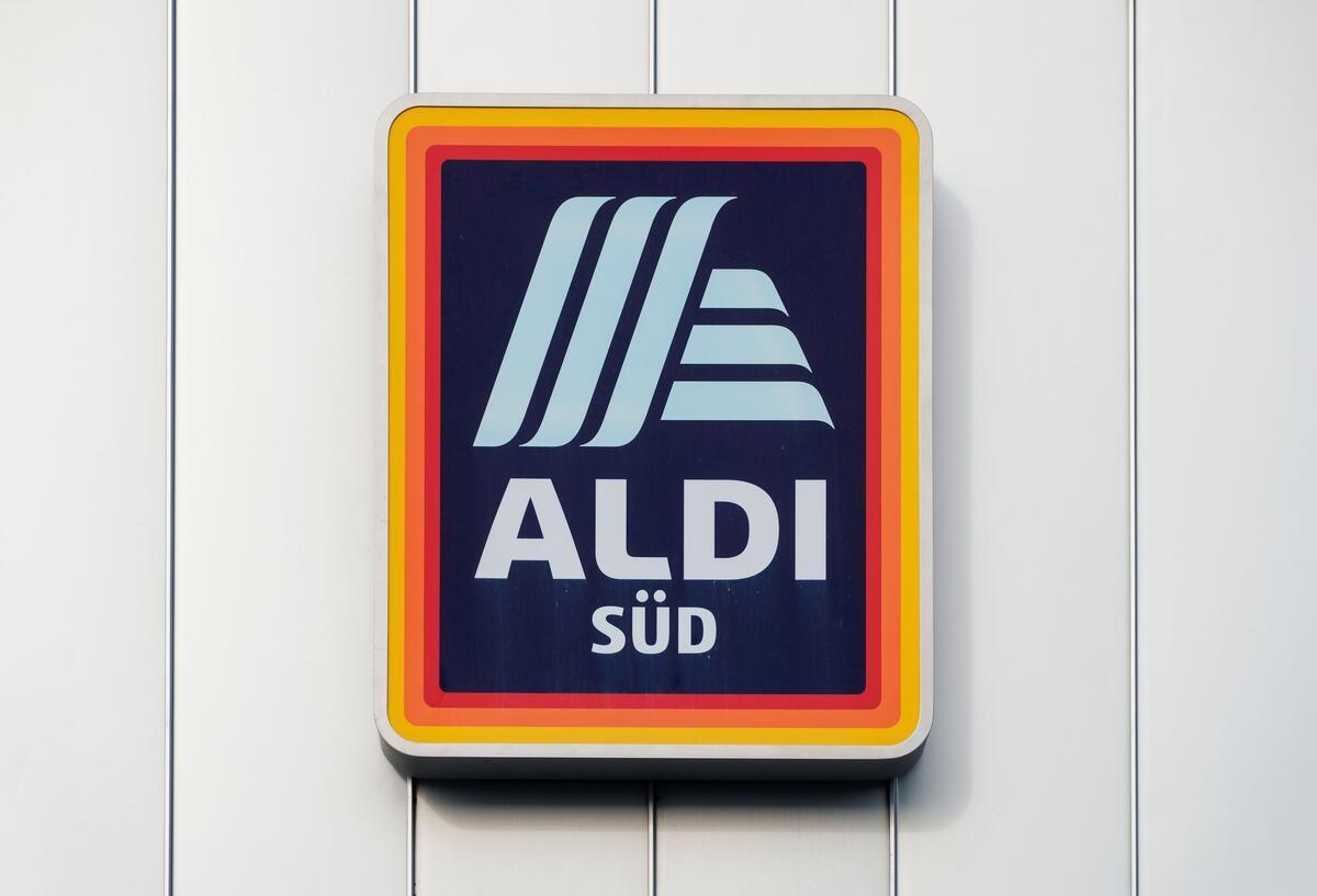 Aldi Süd plant große Änderung beim Fleischverkauf: Was Kunden jetzt wissen müssen Das Logo von Aldi-Süd an der Fassade des Discounters.