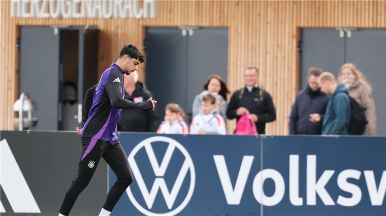 Aleksandar Pavlovic, hier beim Abschlusstraining, ist nach Knieproblemen bereit für das Heimspiel in München.