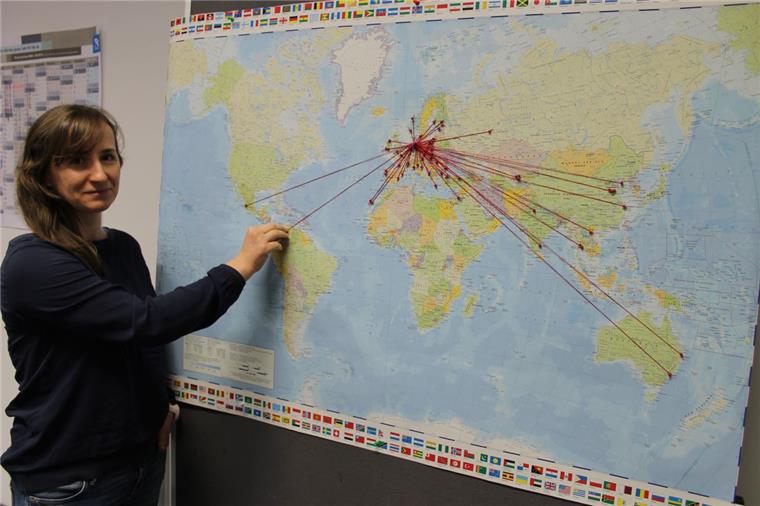 Abenteuer ab Bremerhaven: Von der Hochschule aus in die weite Welt Aleksandra Rupietta zeigt an einer Weltkarte, wo überall in der Welt Bremerhavener Studenten studieren.