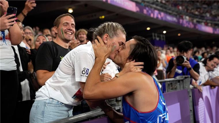 Antrag nach verpasstem Finale: Italienisches Happy End Alessandro Ossola machte nach seinem 100-Meter-Rennen seiner Freundin Arianna einen Heiratsantrag.