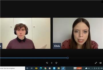Alex (Felix Breuel) will in „Das Labor-Meeting“ eigentlich seine neuesten Experimente vorstellen. Doch Chris (Theresa Stork) ist mehr an einem Beziehungsgespräch interessiert.