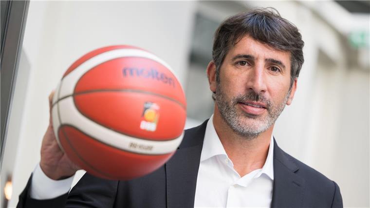 Neuer Basketball-Bundestrainer überrascht bei Nominierung Alex Mumbru hat bei seiner ersten Kadernominierung für einige Überraschungen gesorgt.