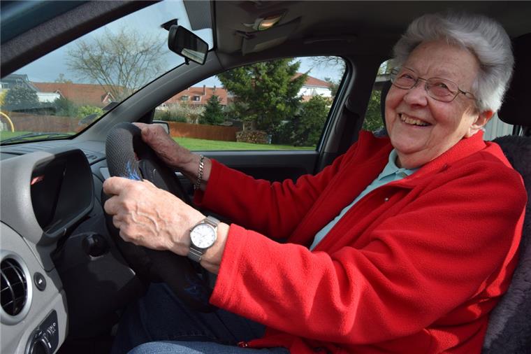 Diese Cuxländerin ist auch mit 85 Jahren noch fit fürs Auto Alexa Kloppenburg aus Bad Bederkesa fühlt sich sicher hinterm Steuer ihres Autos: Die 85-Jährige nimmt regelmäßig an Fahr-Fitness-Checks teil.