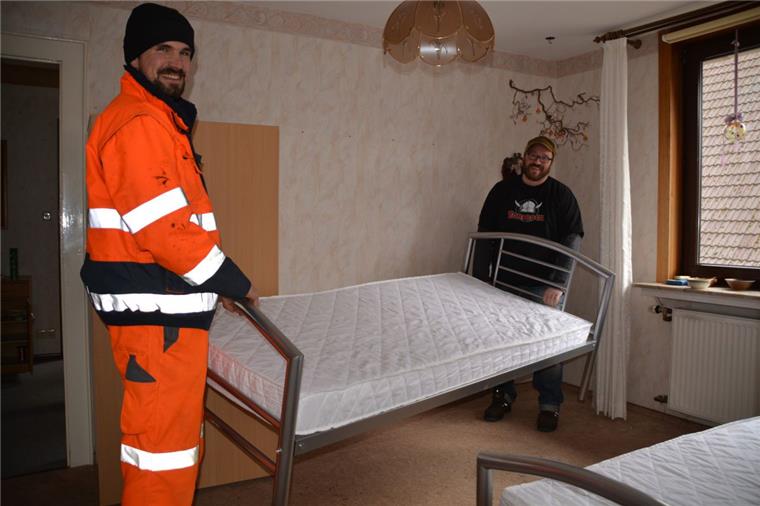 Mehr Flüchtlinge in Geestland: Iraker Familie kommt nach Köhlen Alexander Fink (links) und Frank Karnikowski kümmern sich darum, dass die Räume bezugsfertig sind, wenn Asylbewerber eintreffen. Aktuell wird eine Wohnung in Köhlen ausgestattet.