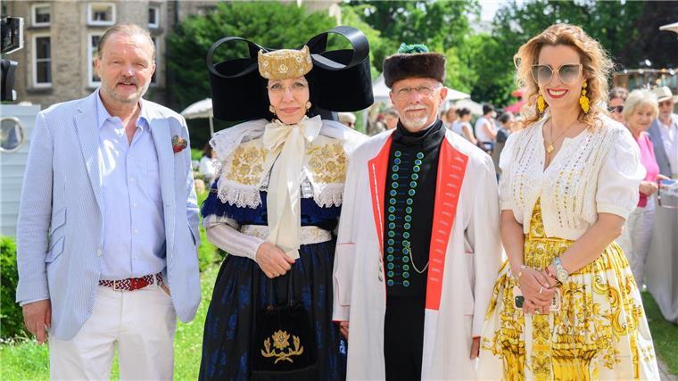 Landpartie auf Schloss Bückeburg startet Alexander Fürst zu Schaumburg-Lippe (l) und Mahkameh Fürstin zu Schaumburg-Lippe (r) begrüßten Gäste in traditioneller Tracht bei der Landpartie auf Schloss Bückeburg.