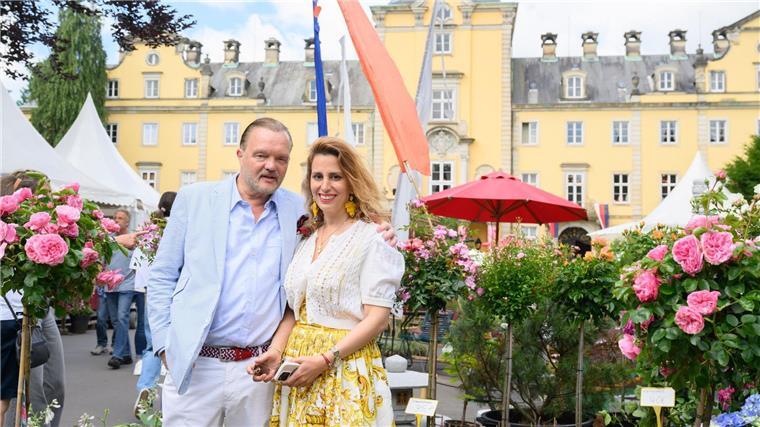 Landpartie auf Schloss Bückeburg startet Alexander Fürst zu Schaumburg-Lippe und Mahkameh Fürstin zu Schaumburg-Lippe stehen bei der Landpartie am Schloss Bückeburg.