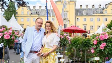 Alexander Fürst zu Schaumburg-Lippe und Mahkameh Fürstin zu Schaumburg-Lippe stehen bei der Landpartie am Schloss Bückeburg. 