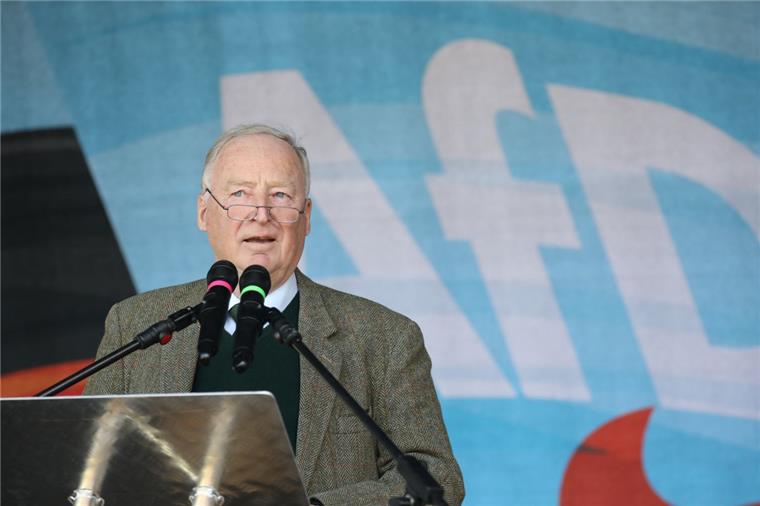 Alexander Gauland, Fraktionsvorsitzender der AfD im Bundestag, spricht bei einer Demonstration.