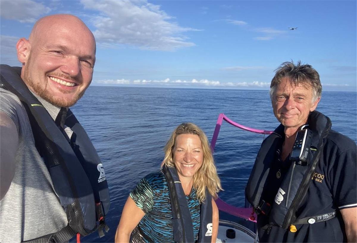Alexander Geerst, Antje Boetius und Joachim Jakobsen (v.l.) auf der „Ada Rebikoff“, die vor den Azoren das Forschungs-U-Boot Lula 1000 für Tauchgänge in die Tiefsee einsetzt.