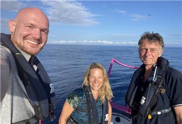 Alexander Geerst, Antje Boetius und Joachim Jakobsen (v.l.) auf der „Ada Rebikoff“, die vor den Azoren das Forschungs-U-Boot Lula 1000 für Tauchgänge in die Tiefsee einsetzt.